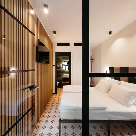 Main Square Rooms דירה