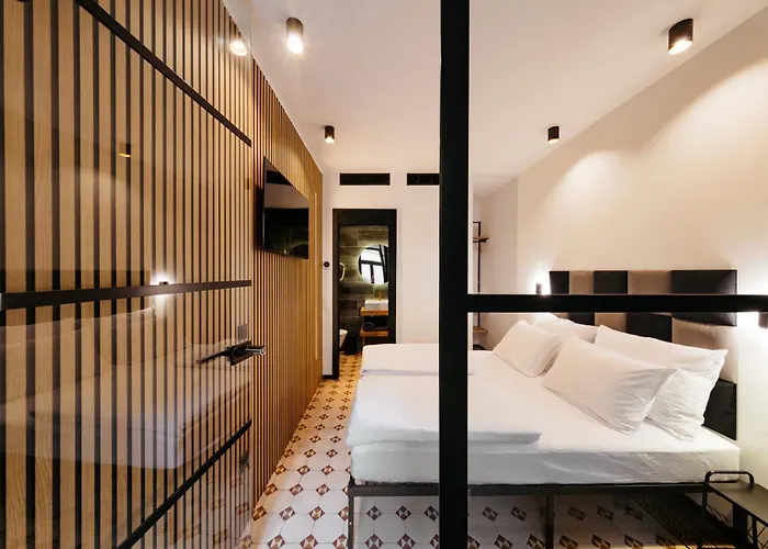 Main Square Rooms דירה