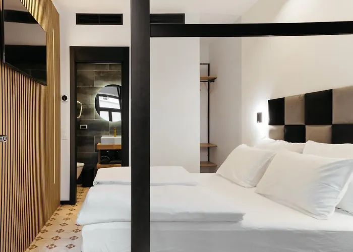 Main Square Rooms דירה